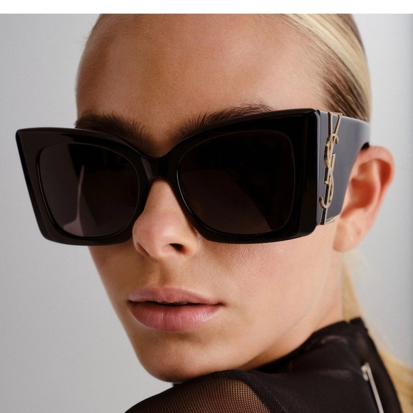 High End Fashion Shade - Picture 2 of 5